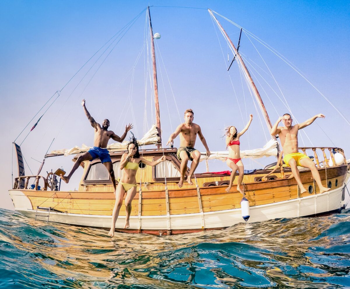 Private & Group Boat Tours with Meet Me in Athens